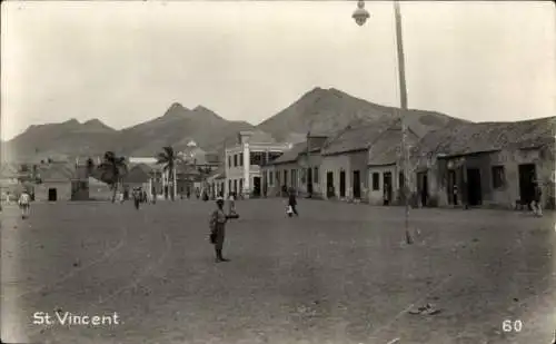 Foto Ak Saint Vincent und die Grenadinen Karibik, Straßenpartie, Bergpanorama