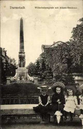 Ak Darmstadt in Hessen, Wilhelminenplatz mit Alicen-Denkmal, Mädchen sitzen auf einer Bank