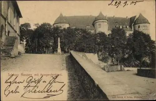 Ak Nossen in Sachsen, Schloss mit Kriegerdenkmal