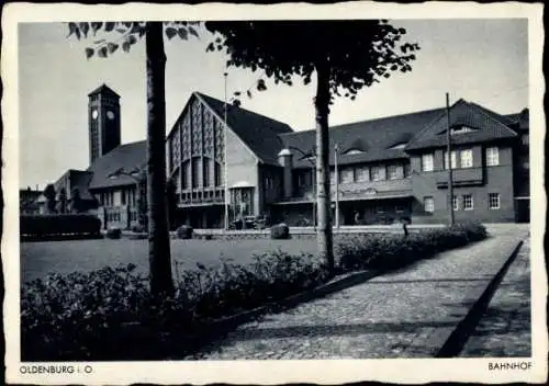 Ak Oldenburg in Niedersachsen, Blick auf den Bahnhof, Gartenanlage