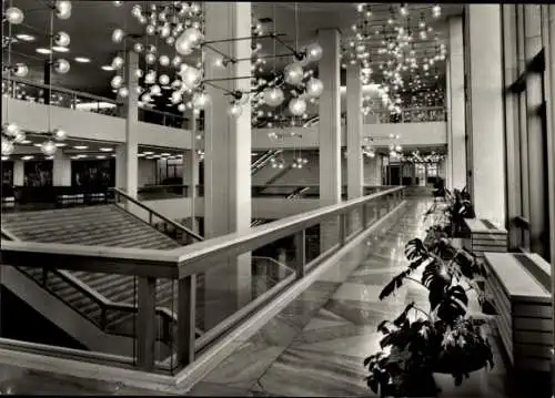 Ak Berlin Mitte, Palast der Republik, Treppe zum Hauptfoyer