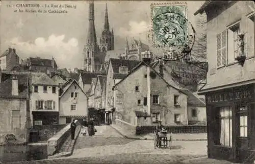 Ak Chartres Eure et Loir, La Rue du Bourg et les fleches de la Cathedrale