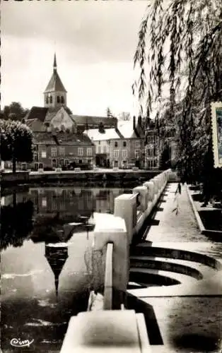 Ak Laignes Côte-d'Or,  Dorf mit Kirche, Fluss und Uferpromenade