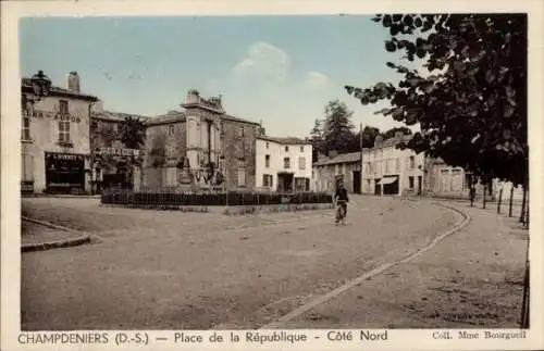 CPA Champdeniers Deux Sèvres, Place de la Republique