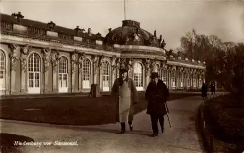 Ak Potsdam, Reichspräsident Hindenburg vor dem Schloss Sanssouci, Spaziergang