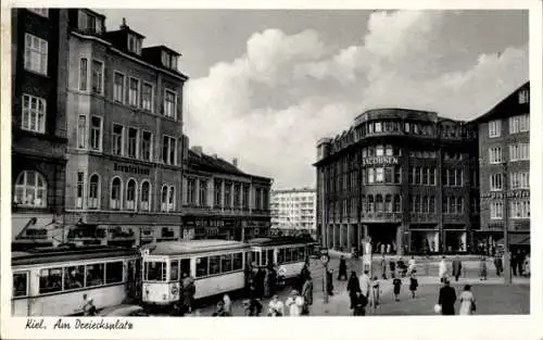 Ak Kiel, Am Dreiecksplatz, Straßenbahn, Passanten