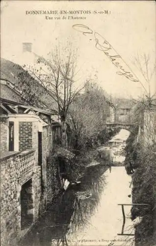 Ak Donnemarie en Montois Seine et Marne, Une vue del'Auxence, Brücke, Wohnhäuser entlang einem Bach