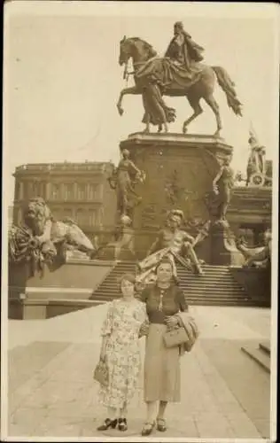 Foto Ak Berlin, Kaiser-Wilhelm-Denkmal, Zwei Frauen