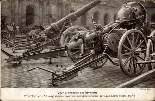 Ak Cour d'honneur des Invalides, Projecteur et 155 long loncquis par nos vaillantes troupes