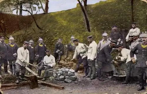 Ak Deutsche Soldaten beim Biwak, Abkochen bei den Feldgendarmen, Feldzug 1914-15