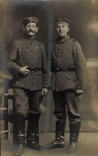 Foto Ak Deutsche Soldaten in Uniformen, Husar, I WK