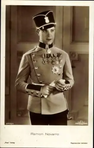 Ak Schauspieler Ramon Novarro, Portrait in Uniform, Ross Verlag 3773 1
