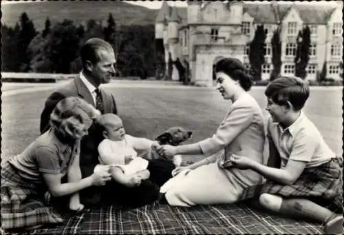 Ak The Royal Family at Balmoral, Königin Elisabeth, Prinz Philip