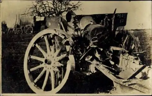 Foto Ak Durch Volltreffer zerstörtes 15 cm Geschütz, 1. WK