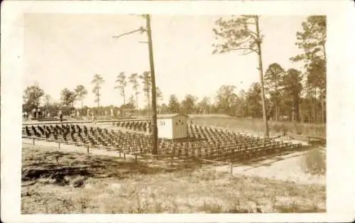 Foto Ak Kleine Holzhütte umgeben von Sitzbänken, Wald, Bäume, Menschen