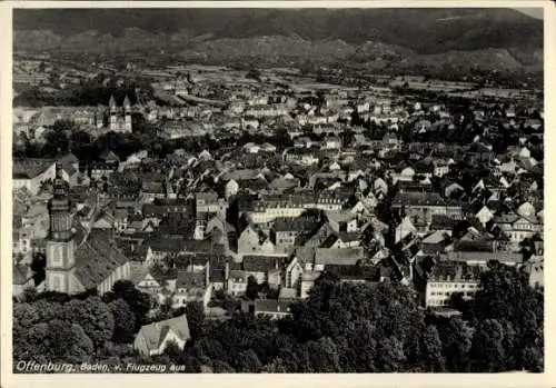 Ak Offenburg in Baden Schwarzwald, Fliegeraufnahme, Kirche