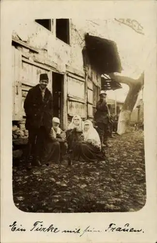 Foto Veles Mazedonien, Ein Türke mit seinen Frauen