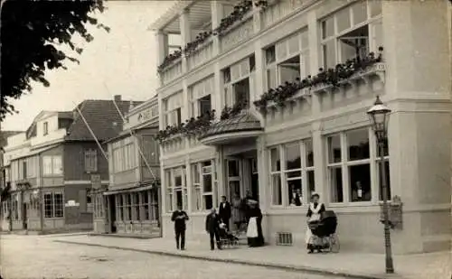 Foto Ak Ostseebad Travemünde Lübeck, Straßenpartie, Pensionshäuser, Kindermädchen mit Kinderwagen