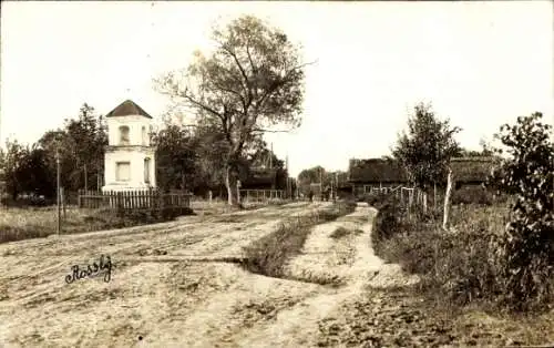 Foto Ak Rossly Russland, Dorfstraße, Kriegsschauplatz 1. WK