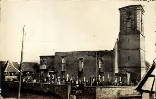 Foto Ak Reiningue Reiningen Elsass Haut Rhin, Kirche mit Friedhof