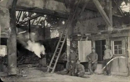 Foto Ak Aspach le Bas Niederaspach Elsass Haut Rhin, Unterstand, Kaiserliche Soldaten