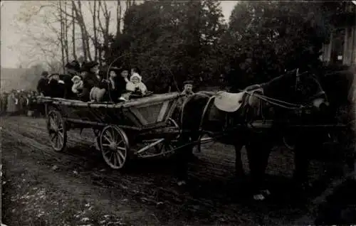 Foto Ak Heimsbrunn Elsass Haut Rhin, Flüchtlinge im Pferdewagen, 1. WK