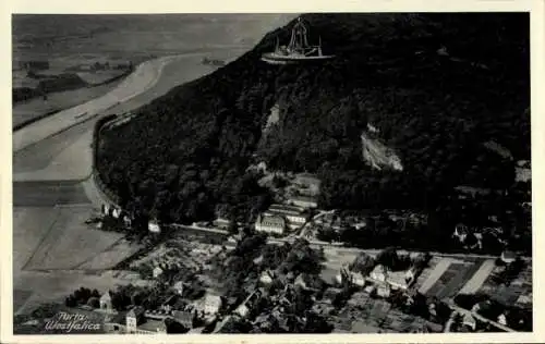 Ak Porta Westfalica in Nordrhein Westfalen, Teilansicht vom Ort, Wald, Fliegeraufnahme