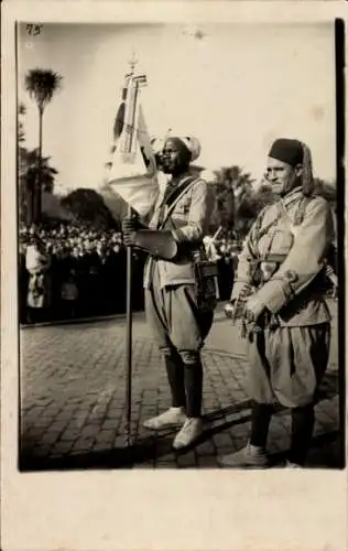 Foto Ak Soldaten in Uniformen, Afrikaner mit Fahne, Fest