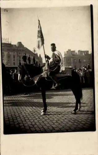 Foto Ak Türkischer? Soldat zu Pferde, Platz, Fest, Fahne