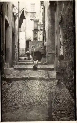 Foto Ak Menton Alpes Maritimes, Gasse in der Altstadt, Kinder