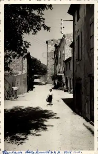 Foto Ak Mirmande Drôme, Straße, Frau, Häuser