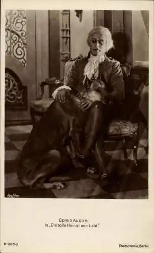 Ak Schauspieler Bernd Aldor, in Die tolle Heirat, Portrait mit Hund