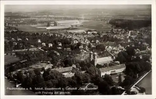 Ak Friedrichshafen am Bodensee, Schloss, Zeppelinwerft und Luftschiff Graf Zeppelin, Fliegeraufnahme