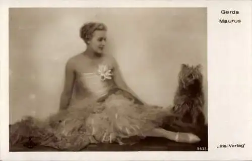 Ak Schauspielerin Gerda Maurus, Portrait mit Hund