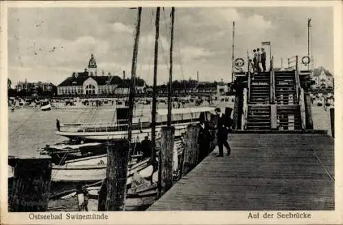 Ak Świnoujście Swinemünde Pommern, Blick von der Seebrücke zum Strand