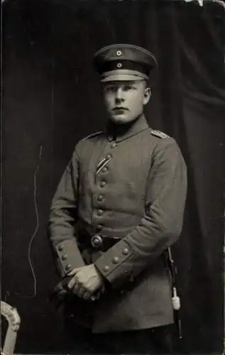 Foto Ak Deutscher Soldat in Uniform, Portrait