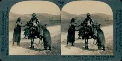 Stereo Foto Balkan, ländliche Zirkustruppe mit Tanzbär auf einer türkischen Straße, Esel