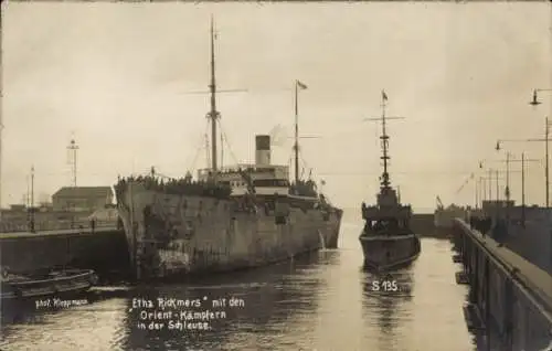 Foto Ak Wilhelmshaven, Truppentransportschiff Etha Rickmers mit den Orient-Kämpfern in der Schleuse