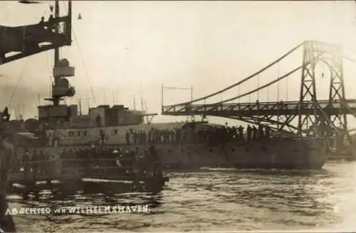 Foto Ak Wilhelmshaven, deutsche Kriegsschiffe vor der Ausfahrt, Abschied von Wilhelmshaven