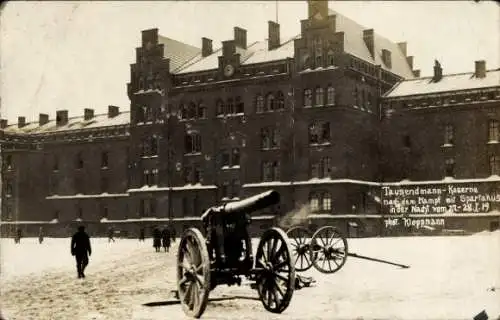 Foto Ak Wilhelmshaven, Tausendmann Kaserne, Geschütz, Spartakus Aufstand 1919