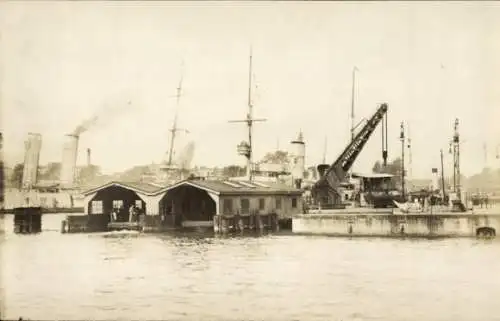 Foto Ak Wilhelmshaven, Hafen, Werftanlagen, Kran