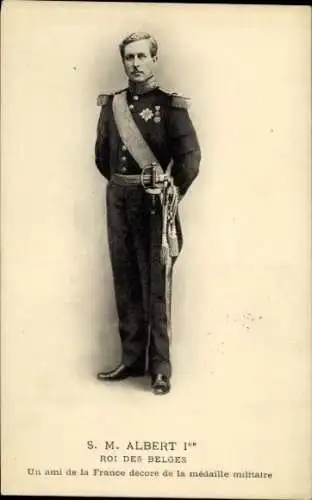 Ak König Albert I von Belgien, Standportrait in Uniform