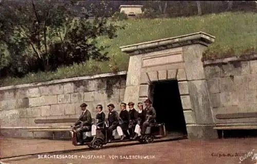 Künstler Ak Berchtesgaden in Oberbayern, Ausfahrt vom Salzbergwerk, Besucher auf der Grubenbahn