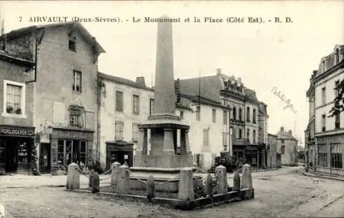 CPA Airvault Deux Sevres, Monument, Place
