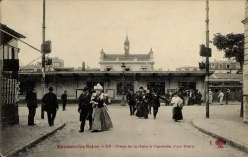 Ak Enghien les Bains Val d'Oise, Place de la Gare à l'arrivée d'un Train