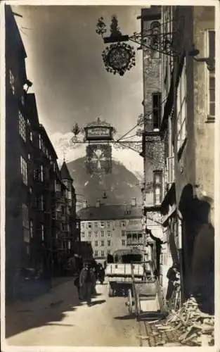 Foto Ak Innsbruck in Tirol, Blick in die Herzog Friedrich Straße, Gasthof zum weißen Kreuz, Wagen