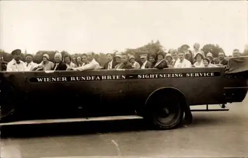 Foto Ak Wien, Wiener Rundfahrten, Touristen