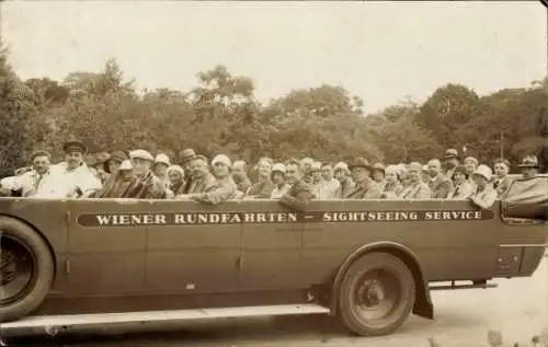 Foto Ak Wien, Wiener Rundfahrten, Touristen