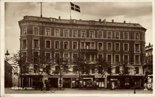 Ak København Kopenhagen Dänemark, Hotel mit Fahne auf dem Dach, davor eine Straße mit Bäumen