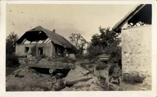 Foto Ak Rutschka Russland, Gehöft, Kriegszerstörung I WK